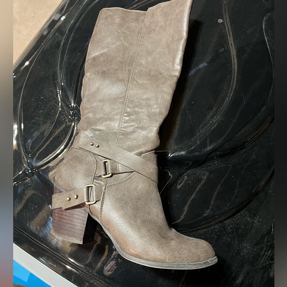 Fergie boots